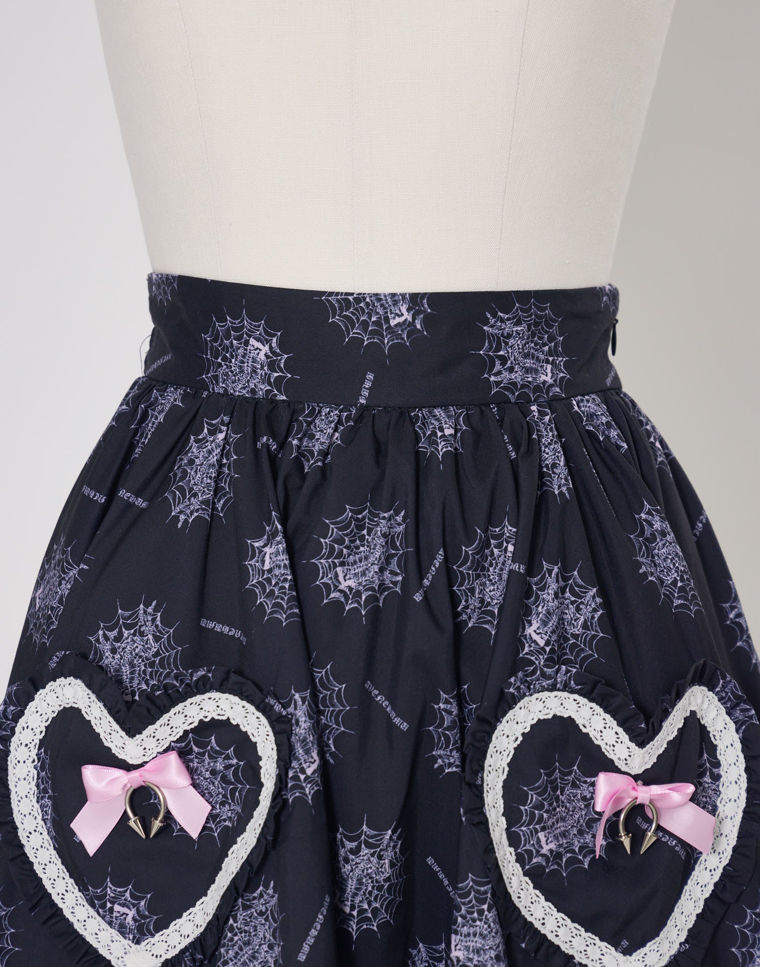 Skull illustration print heart skirt – AVENCHUMU （アバンチュウム）