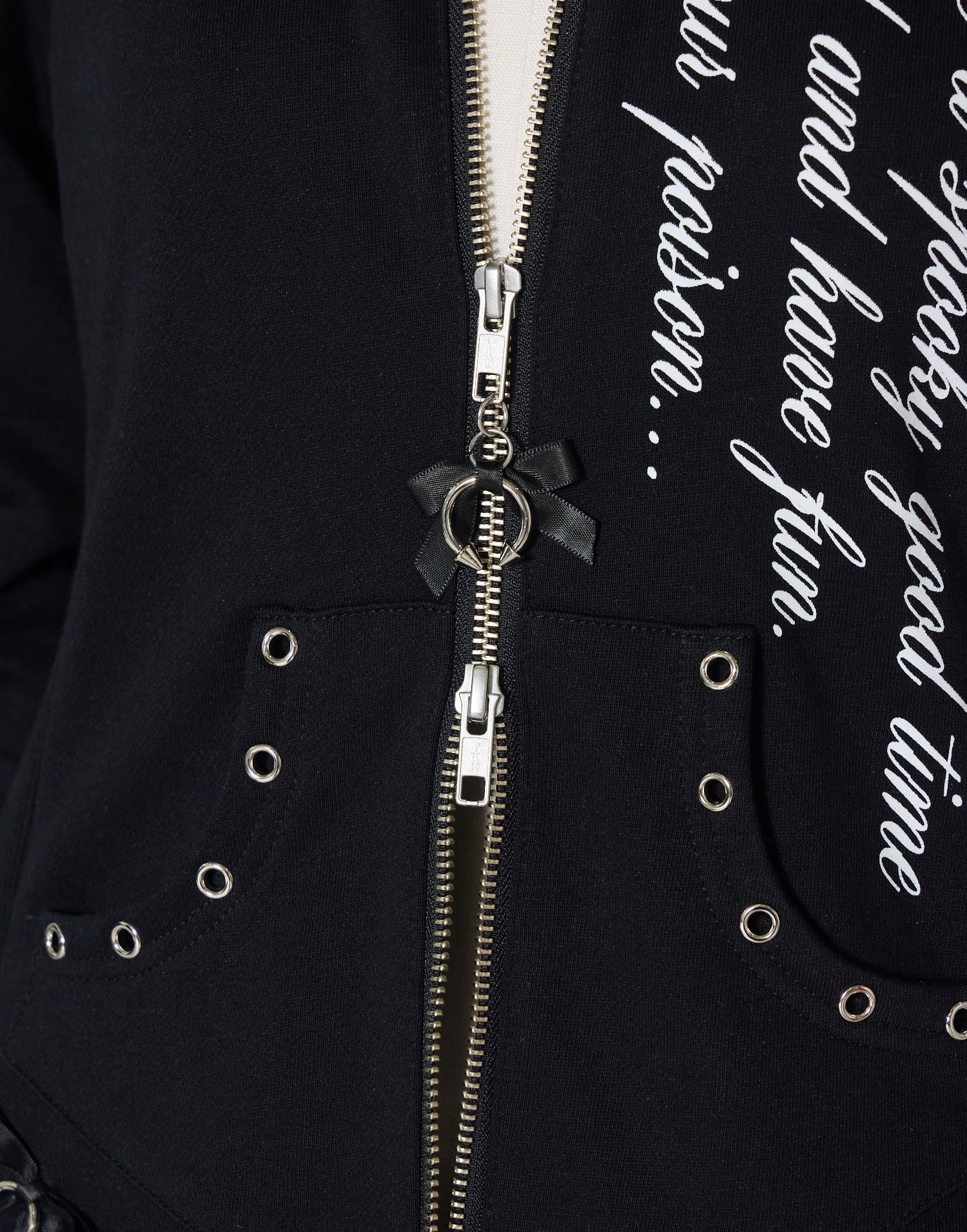 Pleated devil zip hoodie – AVENCHUMU （アバンチュウム）
