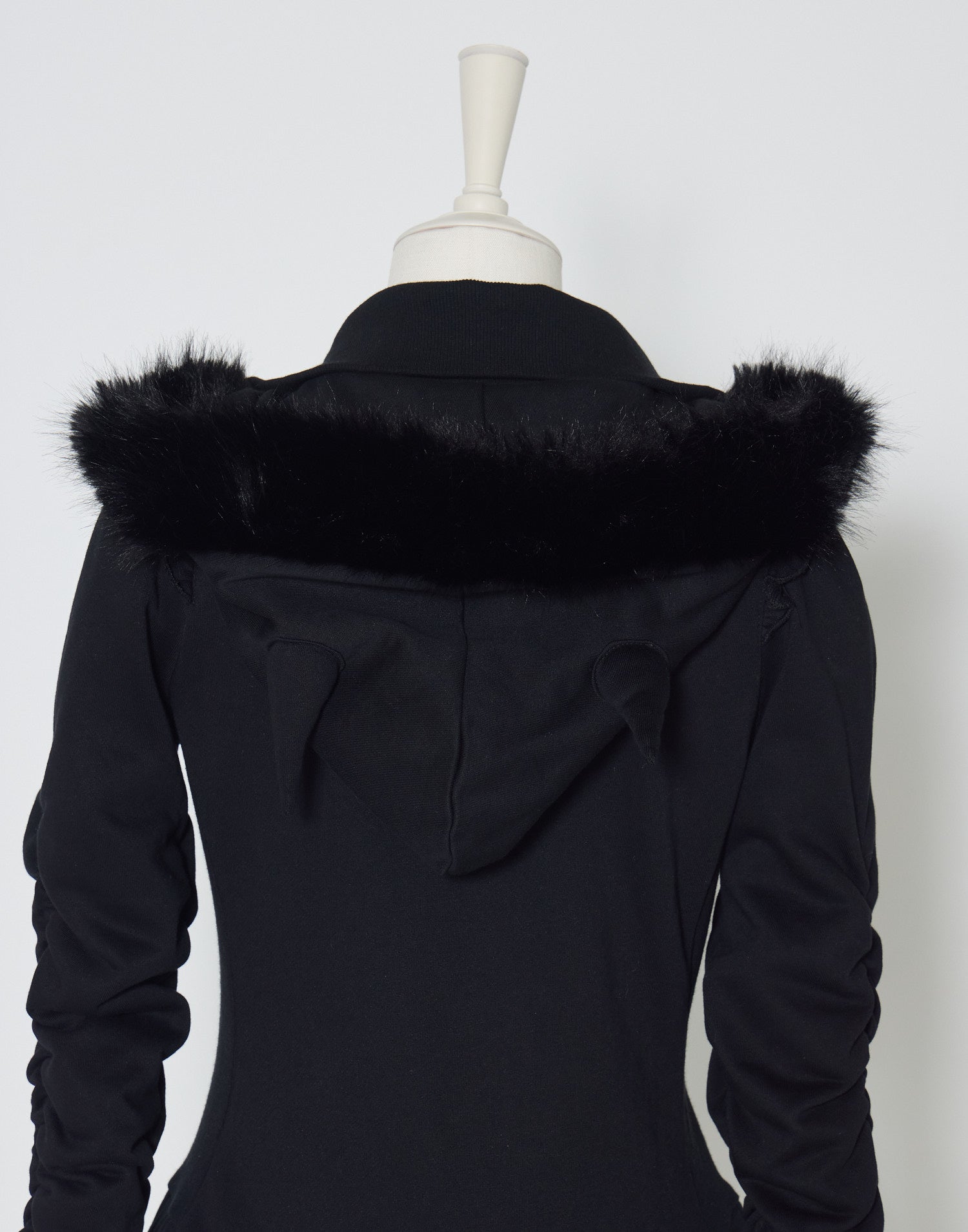 Pleated devil zip hoodie – AVENCHUMU （アバンチュウム）