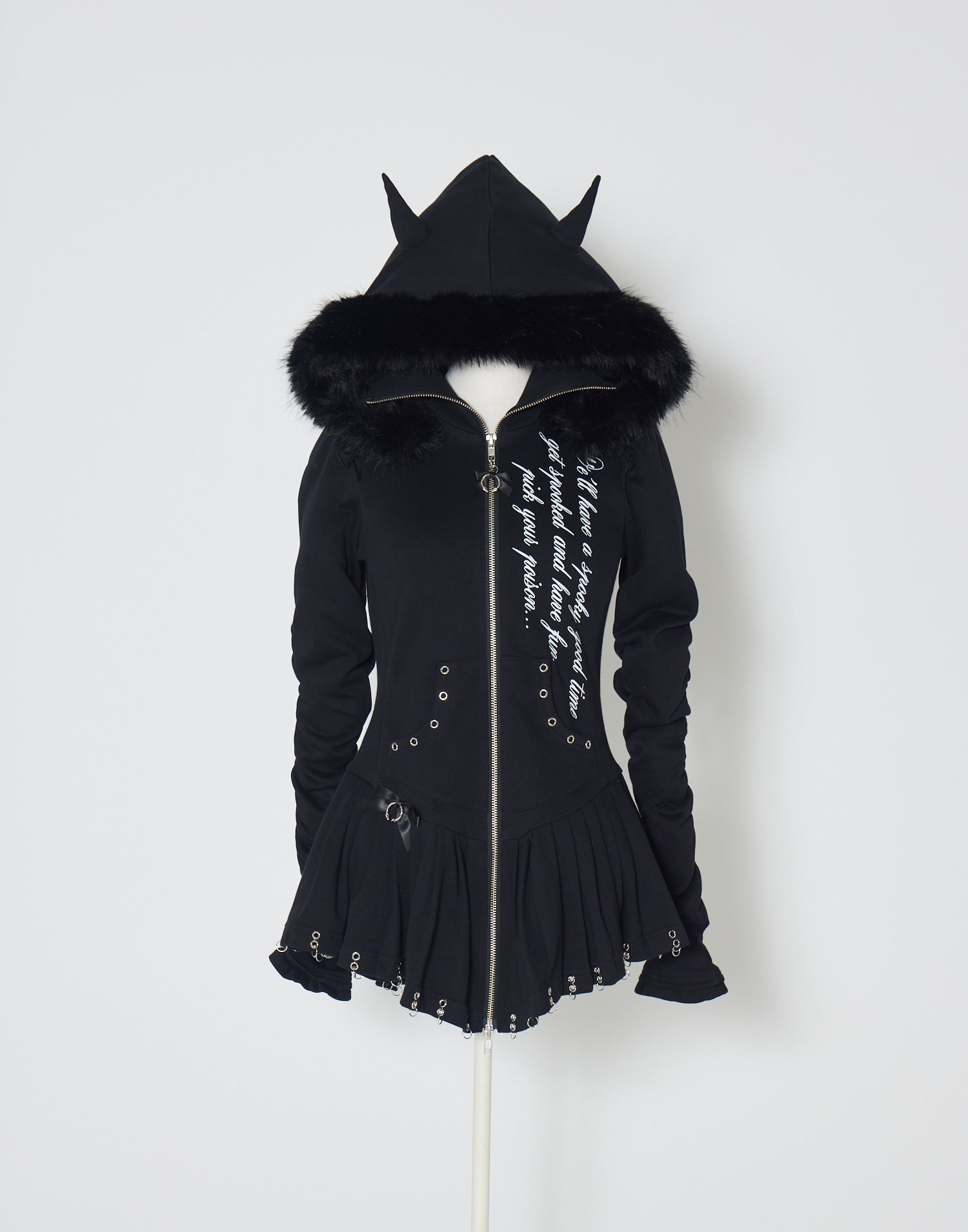 Pleated devil zip hoodie – AVENCHUMU （アバンチュウム）