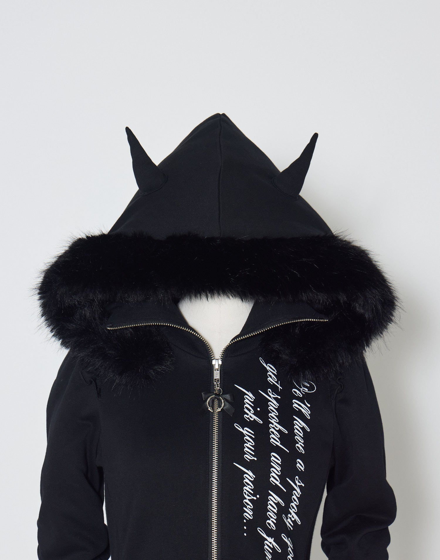 Pleated devil zip hoodie – AVENCHUMU （アバンチュウム）