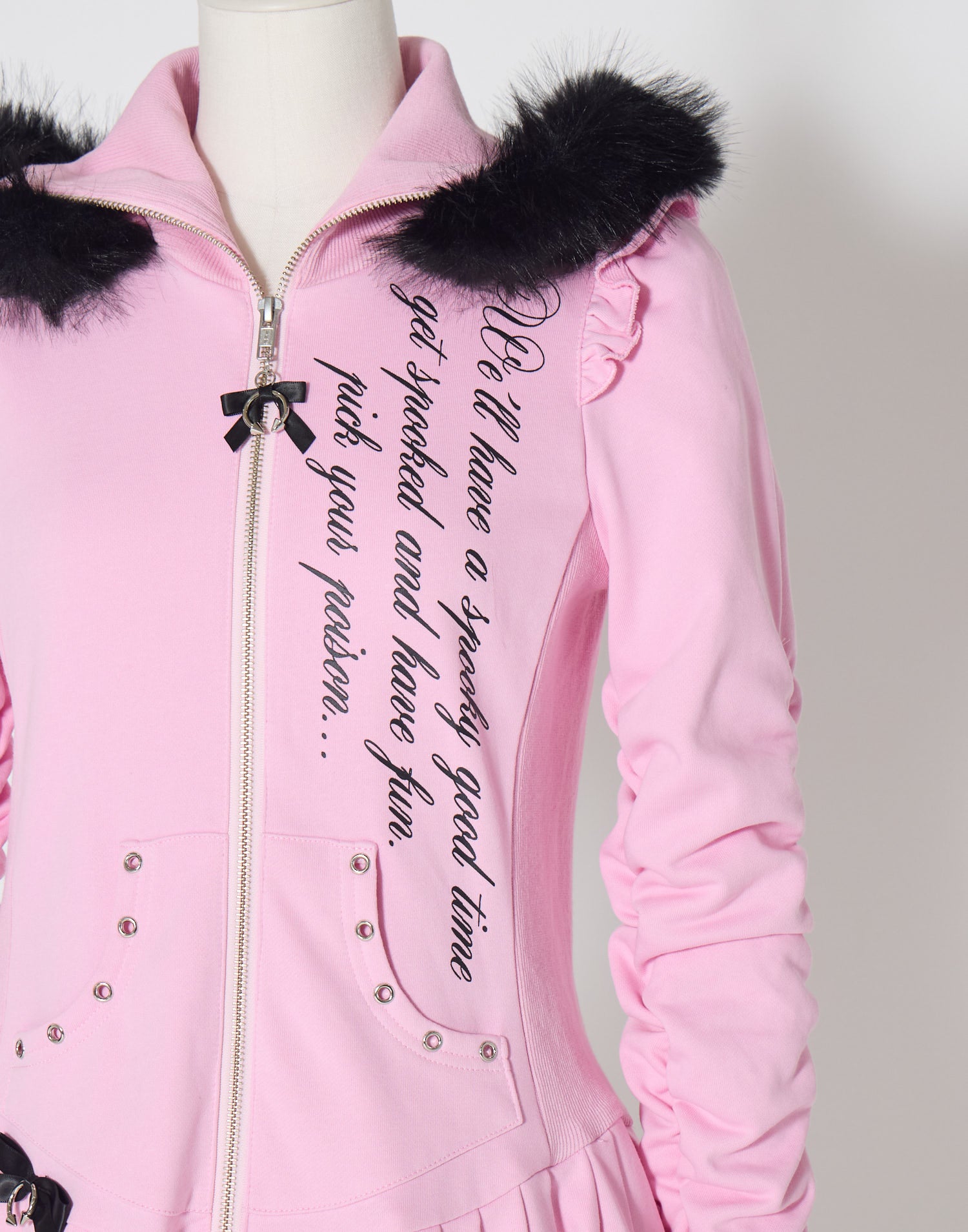 Pleated devil zip hoodie – AVENCHUMU （アバンチュウム）