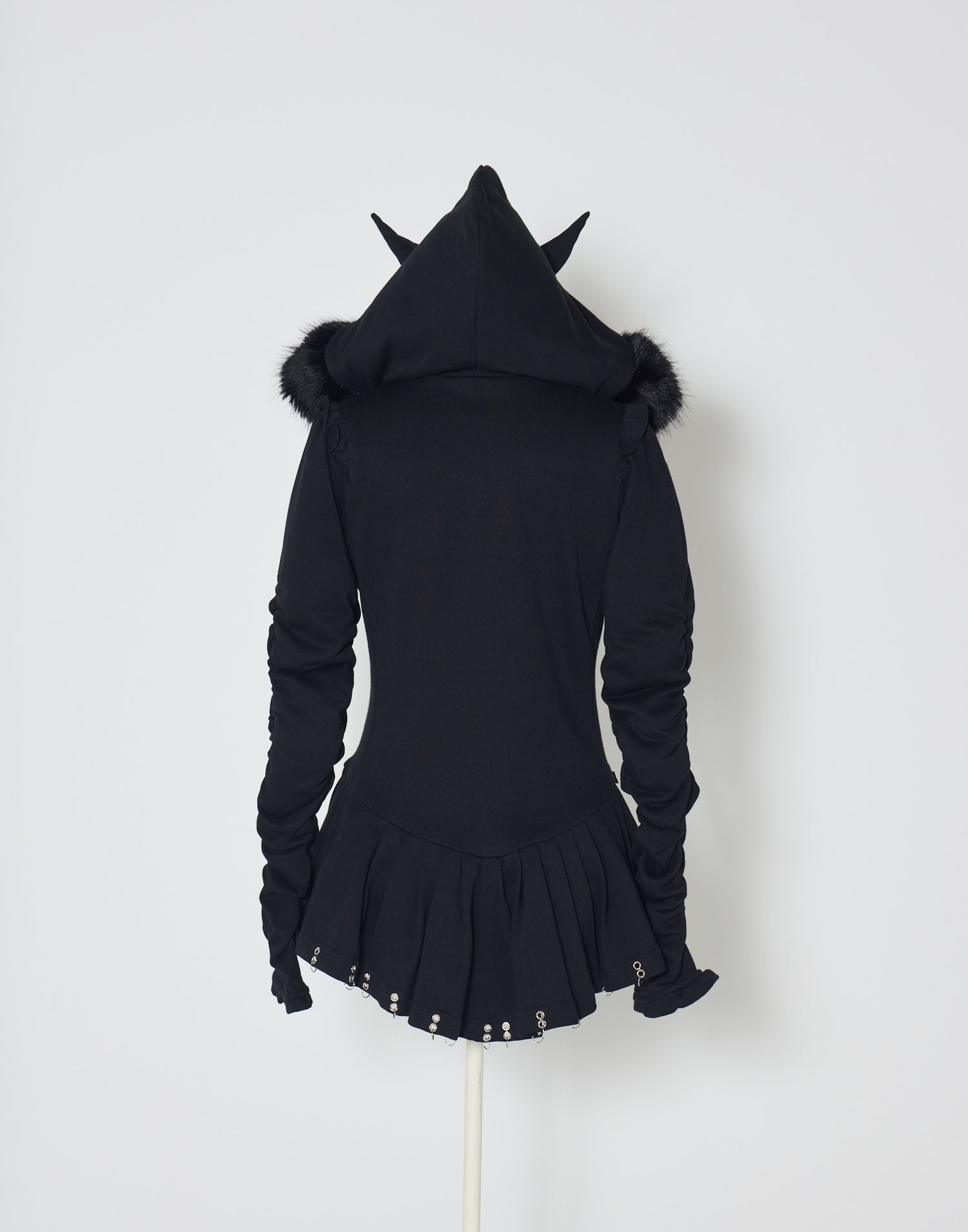 Pleated devil zip hoodie – AVENCHUMU （アバンチュウム）