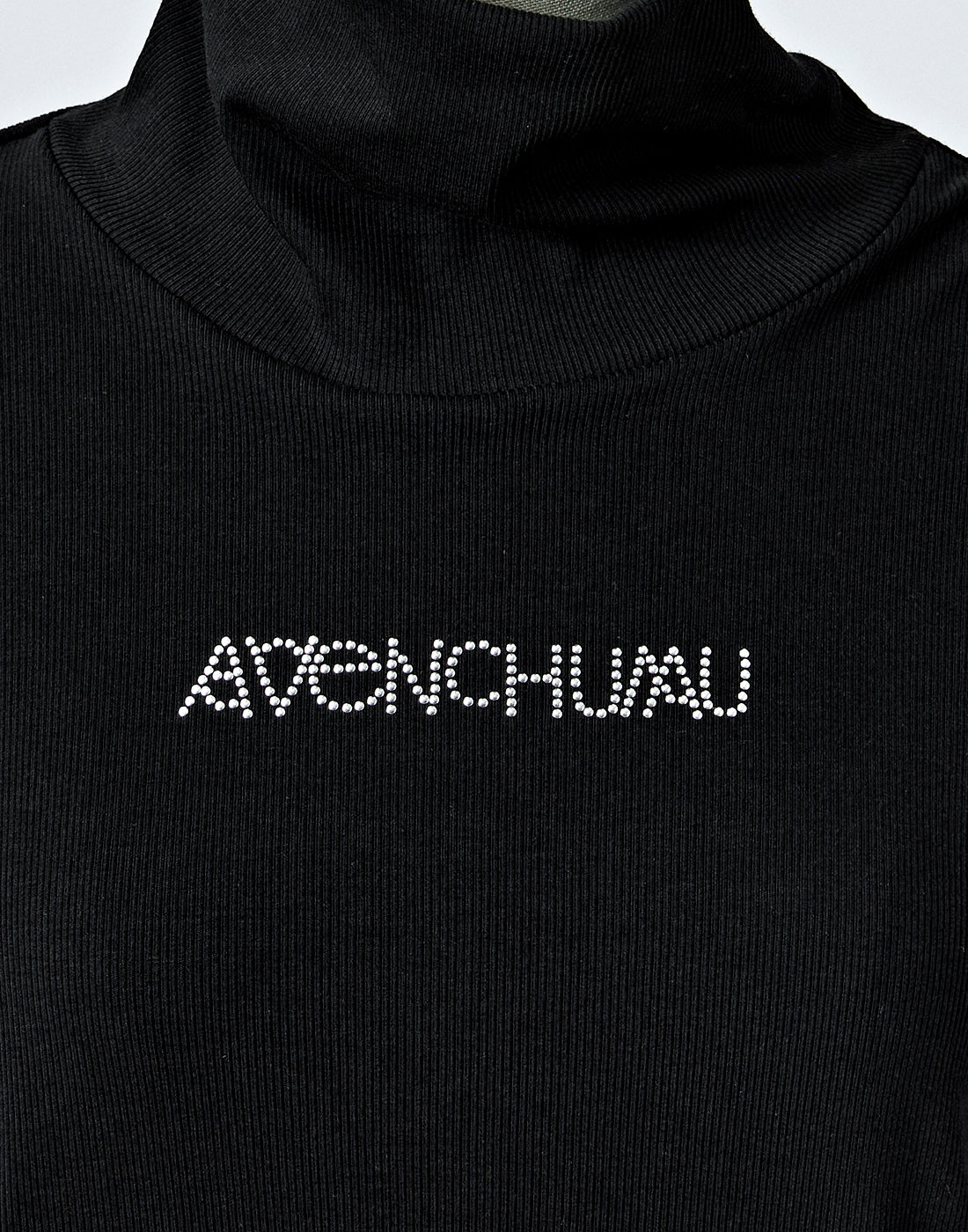 Studs logo high neck tops – AVENCHUMU （アバンチュウム）