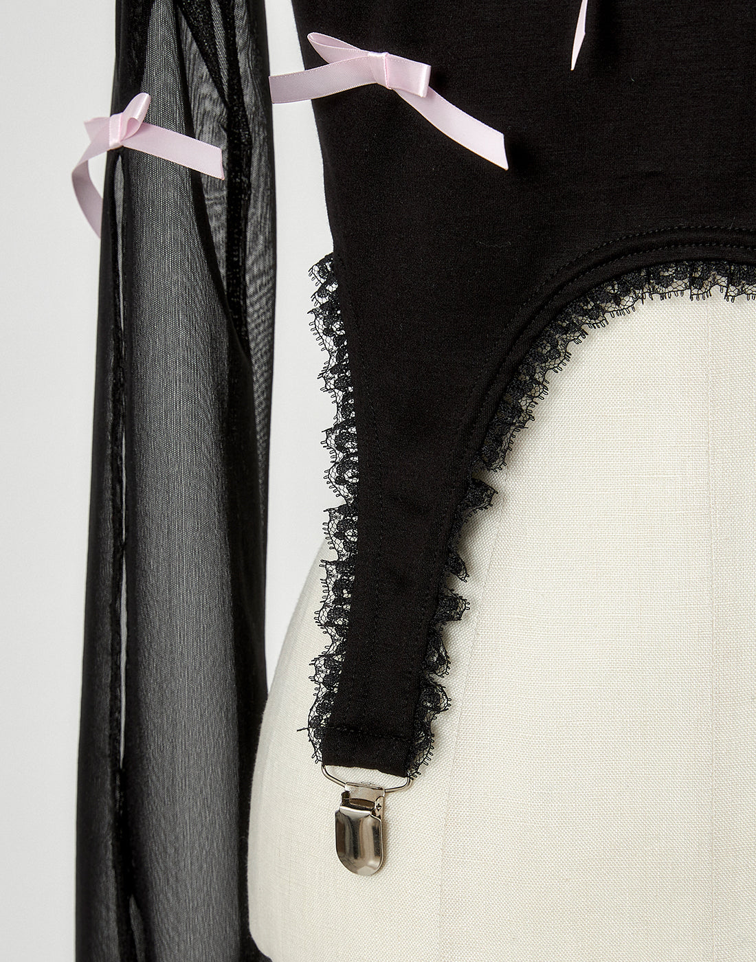 トップス avenchumu Sheersleeve garter ribbon tops Sheer sleeve garter ribbon tops – AVENCHUMU （アバンチュウム）