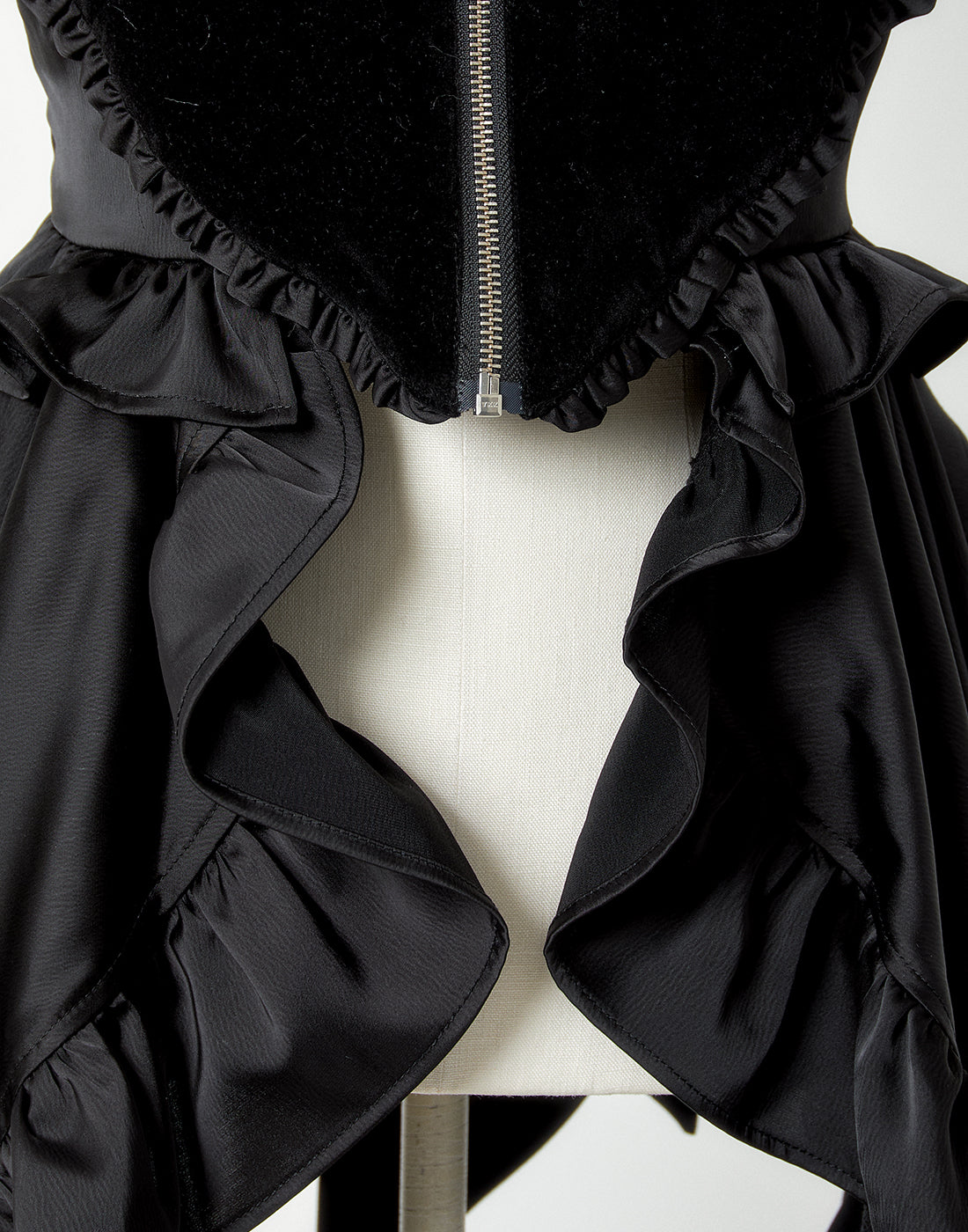 Zip heart ＆ chain ruffle gilet – AVENCHUMU （アバンチュウム）