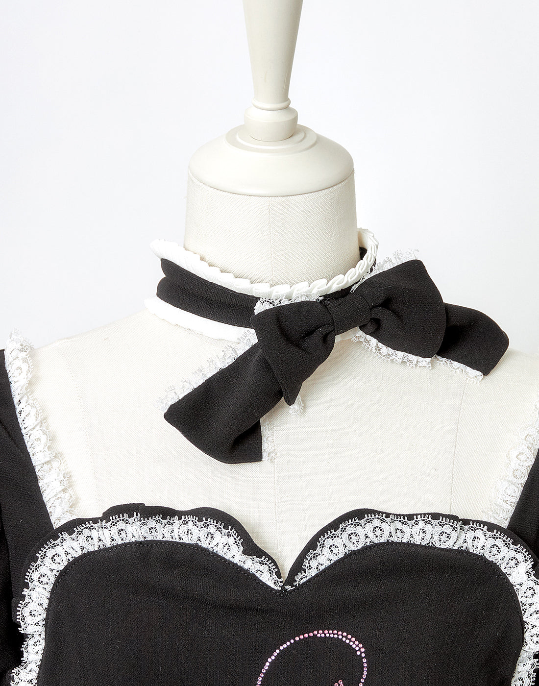 Front heart rhinestone logo blouse – AVENCHUMU （アバンチュウム）