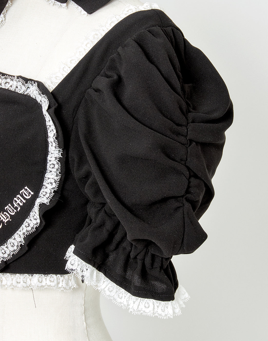 Front heart rhinestone logo blouse – AVENCHUMU （アバンチュウム）