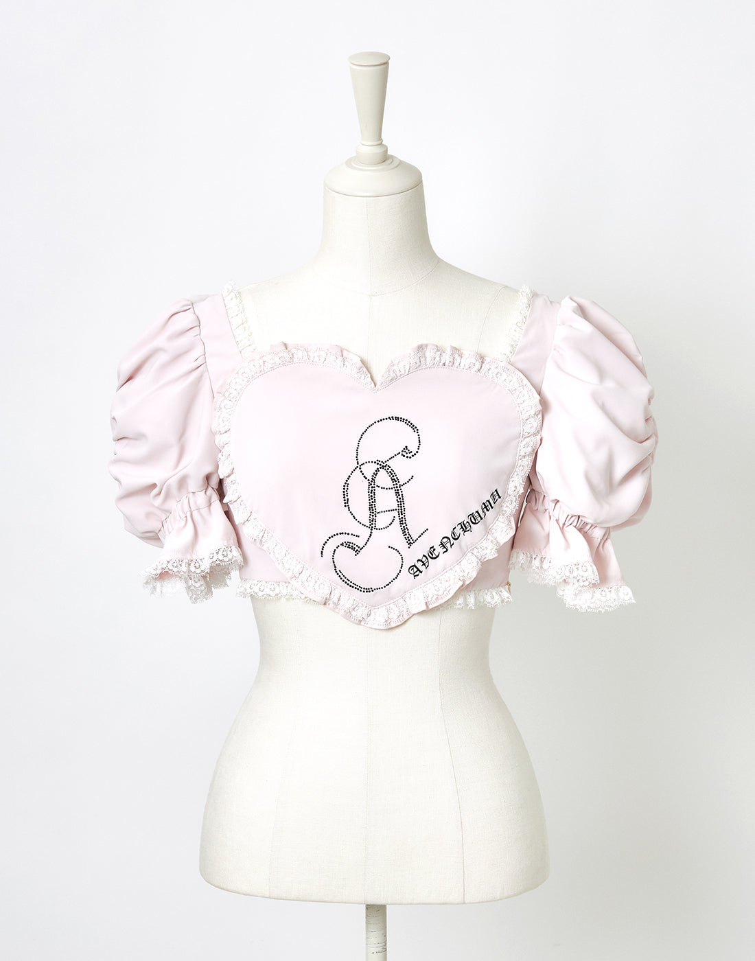 Front heart rhinestone logo blouse – AVENCHUMU （アバンチュウム）
