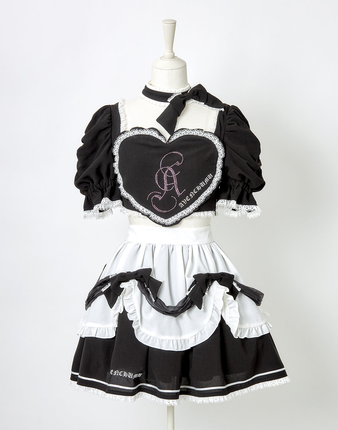 Front heart rhinestone logo blouse – AVENCHUMU （アバンチュウム）