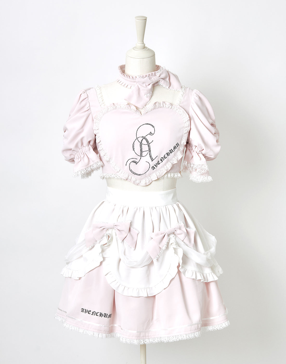 Front heart rhinestone logo blouse ピンク Front heart rhinestone logo blouse – AVENCHUMU （アバンチュウム）