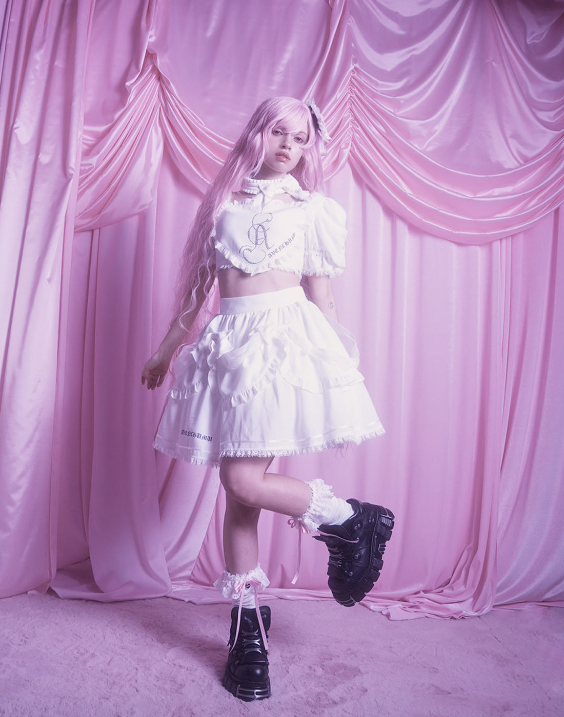 Front heart rhinestone logo blouse – AVENCHUMU （アバンチュウム）