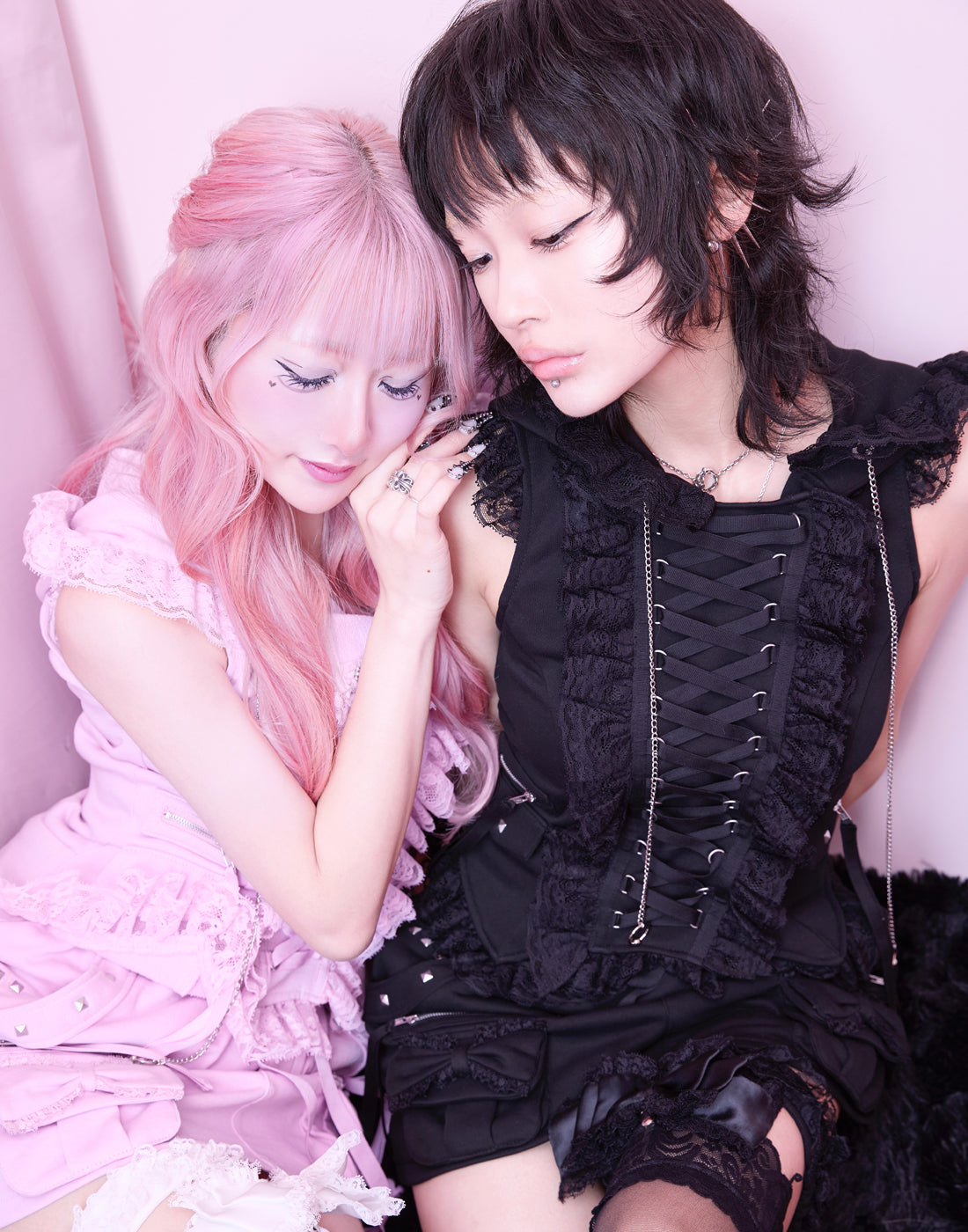 Lace-up frilled lace sleeveless hoodie – AVENCHUMU （アバンチュウム）